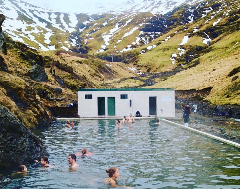 Seljavallalaug zwembad tussen de bergen in IJsland